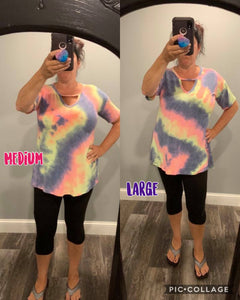 SHORT SLEEVE TIE DYE PRINT KEYHOLE TOP - ASSORTED COLORS