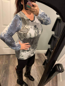 TIE DYE DISTRESSED KNIT TOP WITH LEOPARD SHOULDER BLOCK AND TIE DYE PRINT SLEEVES - CHARCOAL/BLUE MIX or CHARCOAL/RUST MIX