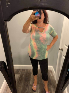 SHORT SLEEVE TIE DYE PRINT KEYHOLE TOP - ASSORTED COLORS