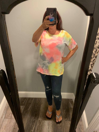 TIE-DYE TOP WITH A ROUND NECKLINE, SHORT SLEEVES, AND SIDE SLITS