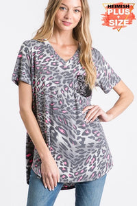 PLUS SHORT SLEEVE V NECK ROUND HEM LEOPARD ANIMAL PRINT TOP WITH BLACK SEQUIN POCKET GREY/MULTI