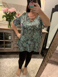 Plus Beautiful Geo Print Top with cold shoulders - Grey/Mint