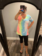 SHORT SLEEVE TIE DYE PRINT KEYHOLE TOP - ASSORTED COLORS