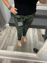 VENTI6 PENCIL SKETCH CAMOUFLAGE PRINT CRINKLE JOGGER - ARMY